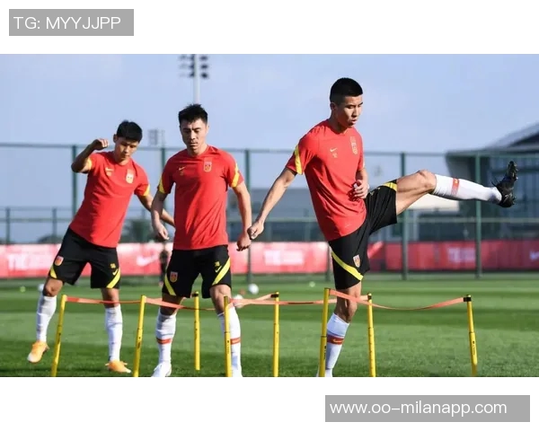 国足集训期间教练组每日短会与视频课程提升球队战术水平